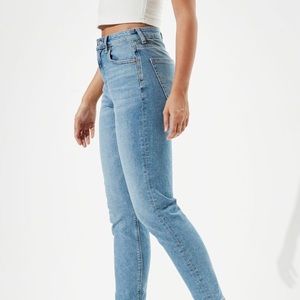 American Eagle blue mom jean